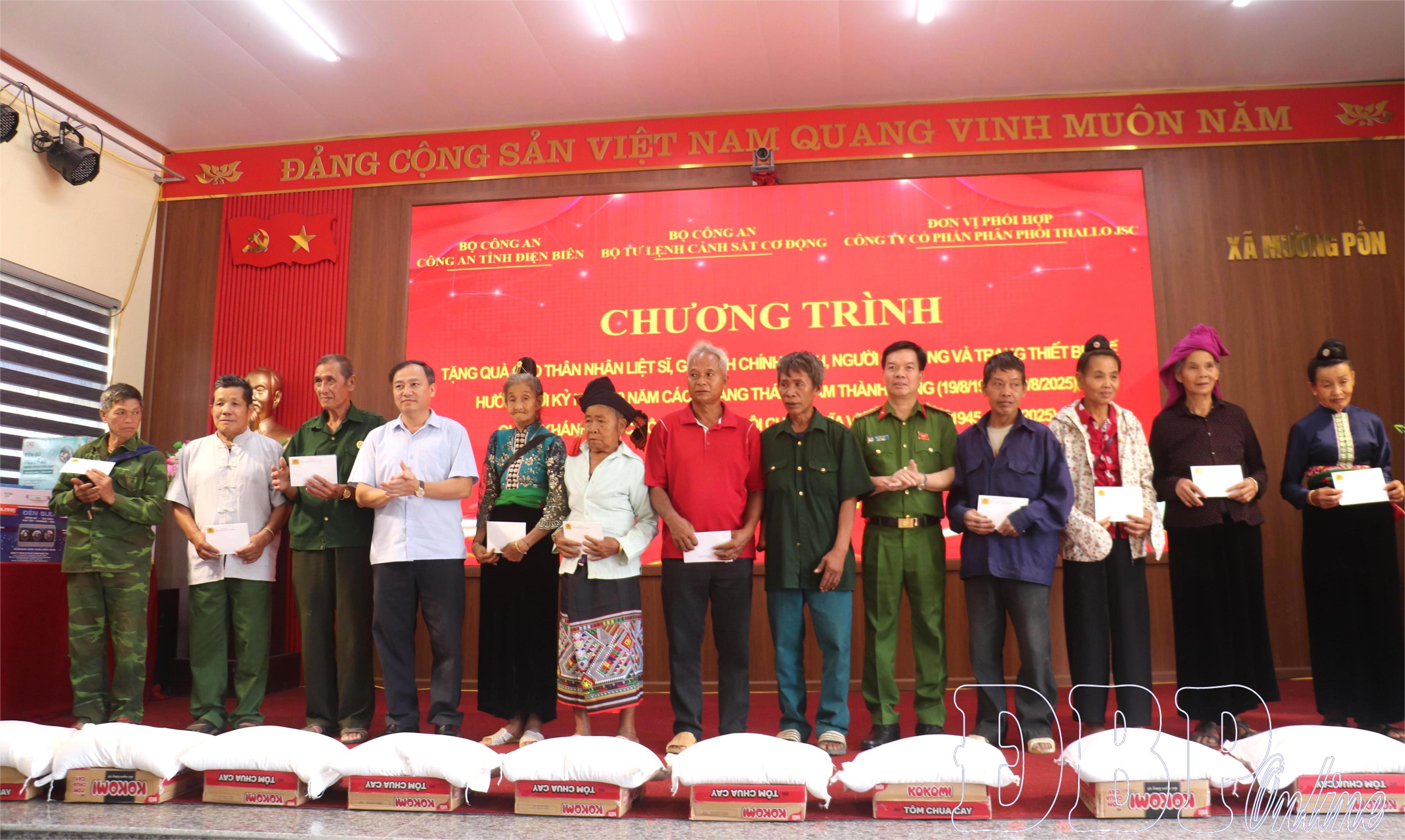 Bộ Tư lệnh Cảnh sát cơ động tặng quà gia đình chính sách, người dân bị ảnh hưởng thiên tai xã Mường Pồn