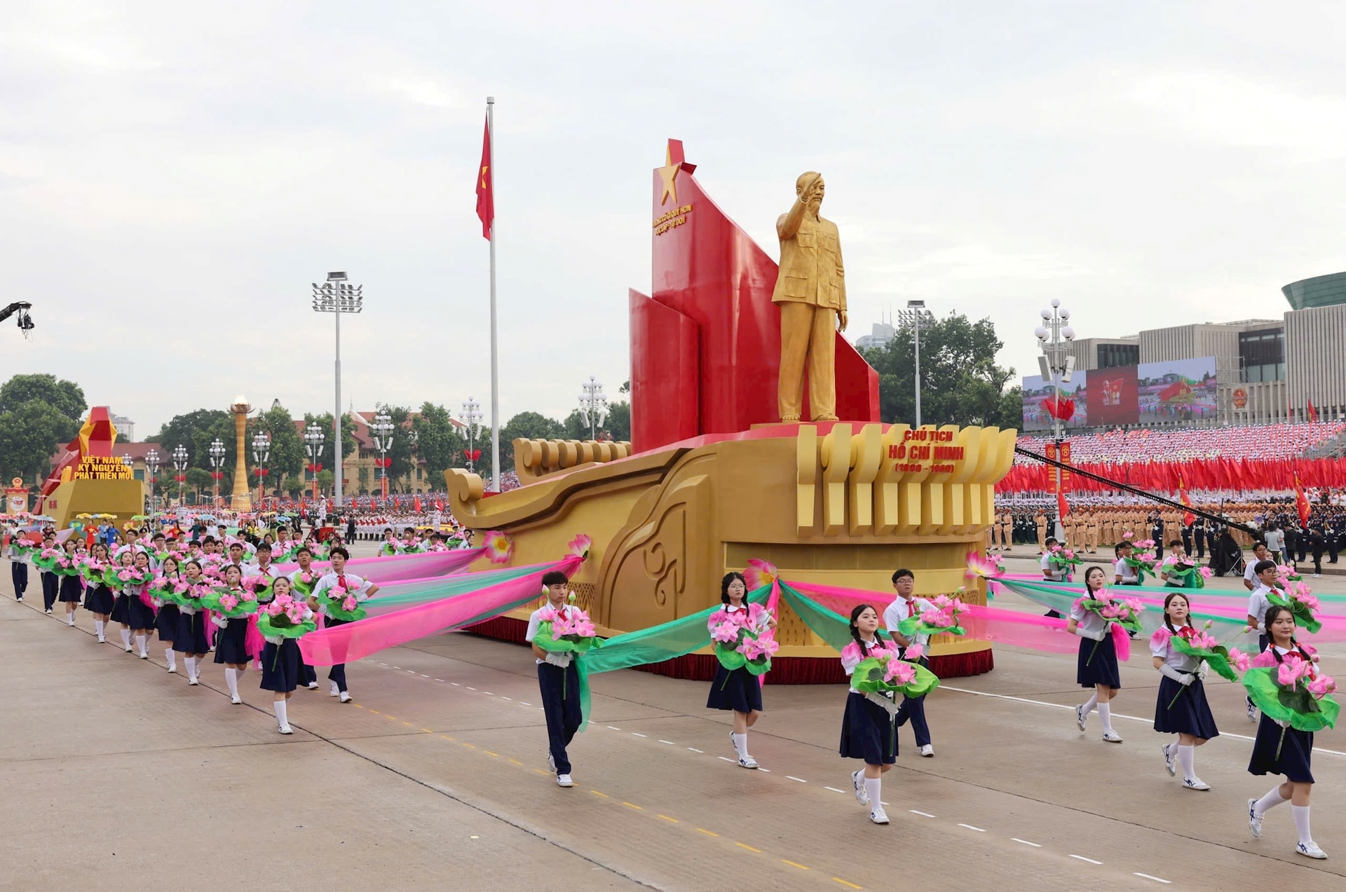 Dấu son lịch sử lay động triệu triệu trái tim