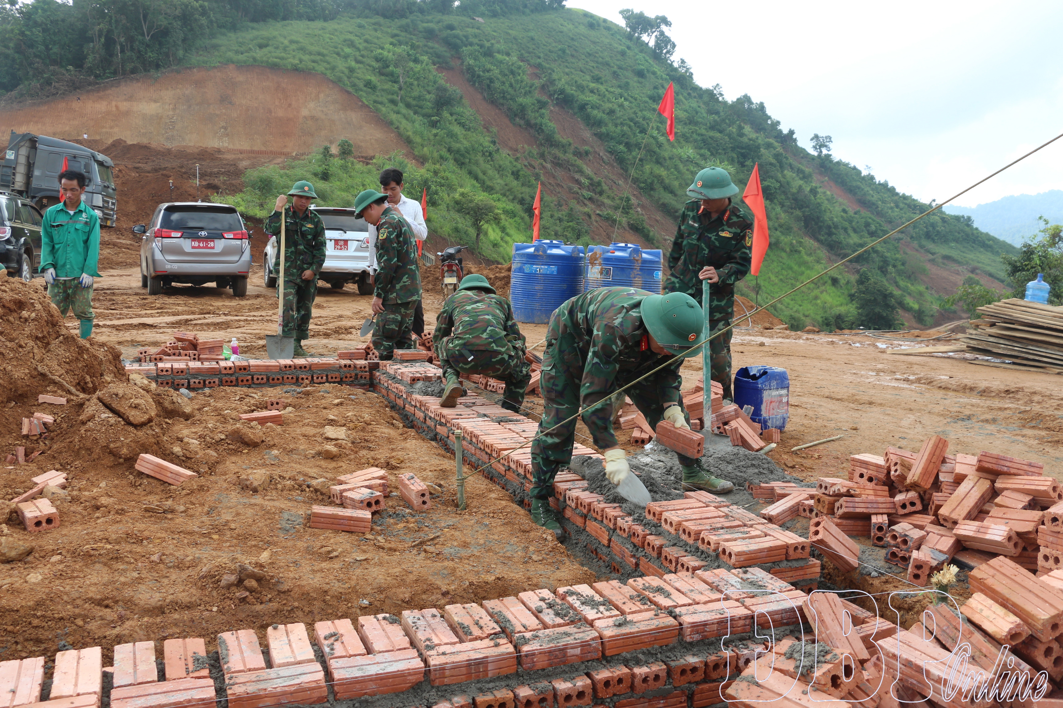 Tăng tốc làm nhà cho người dân vùng lũ