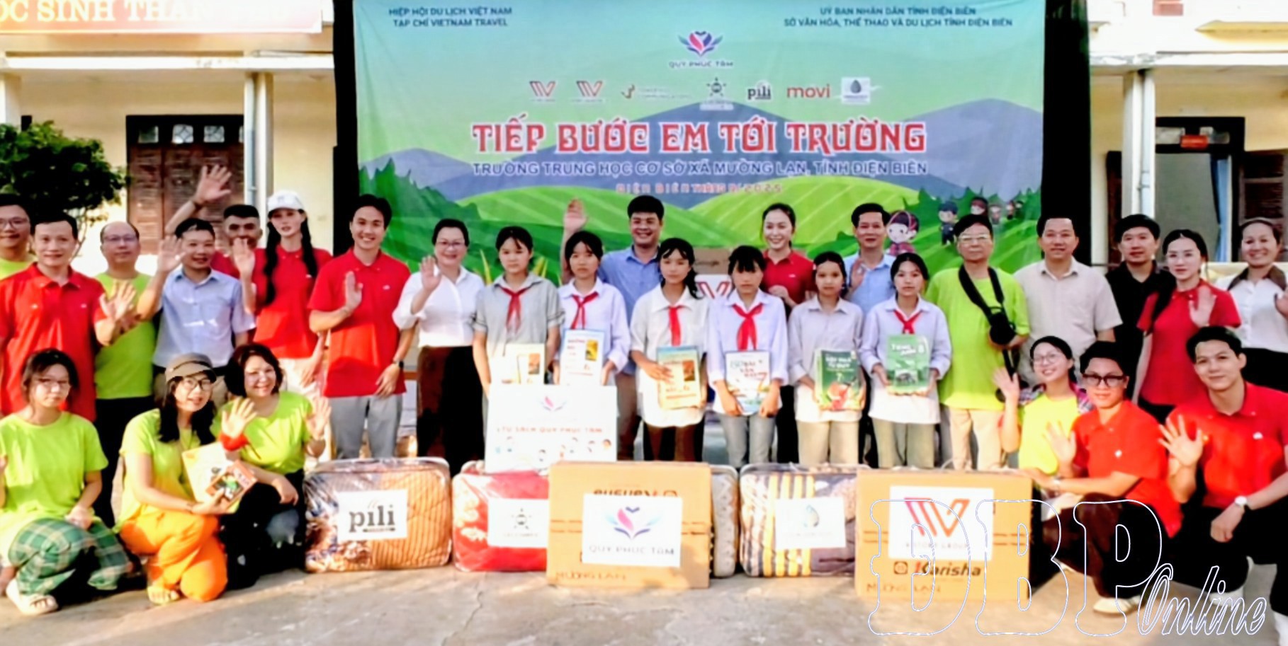 Tặng quà học sinh các xã: Mường Lạn, Mường Luân