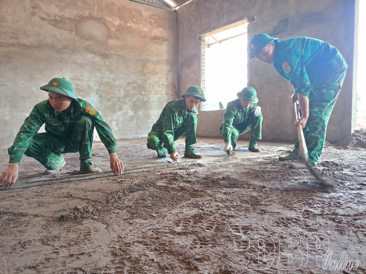 Khẩn trương làm nhà cho người dân vùng thiên tai