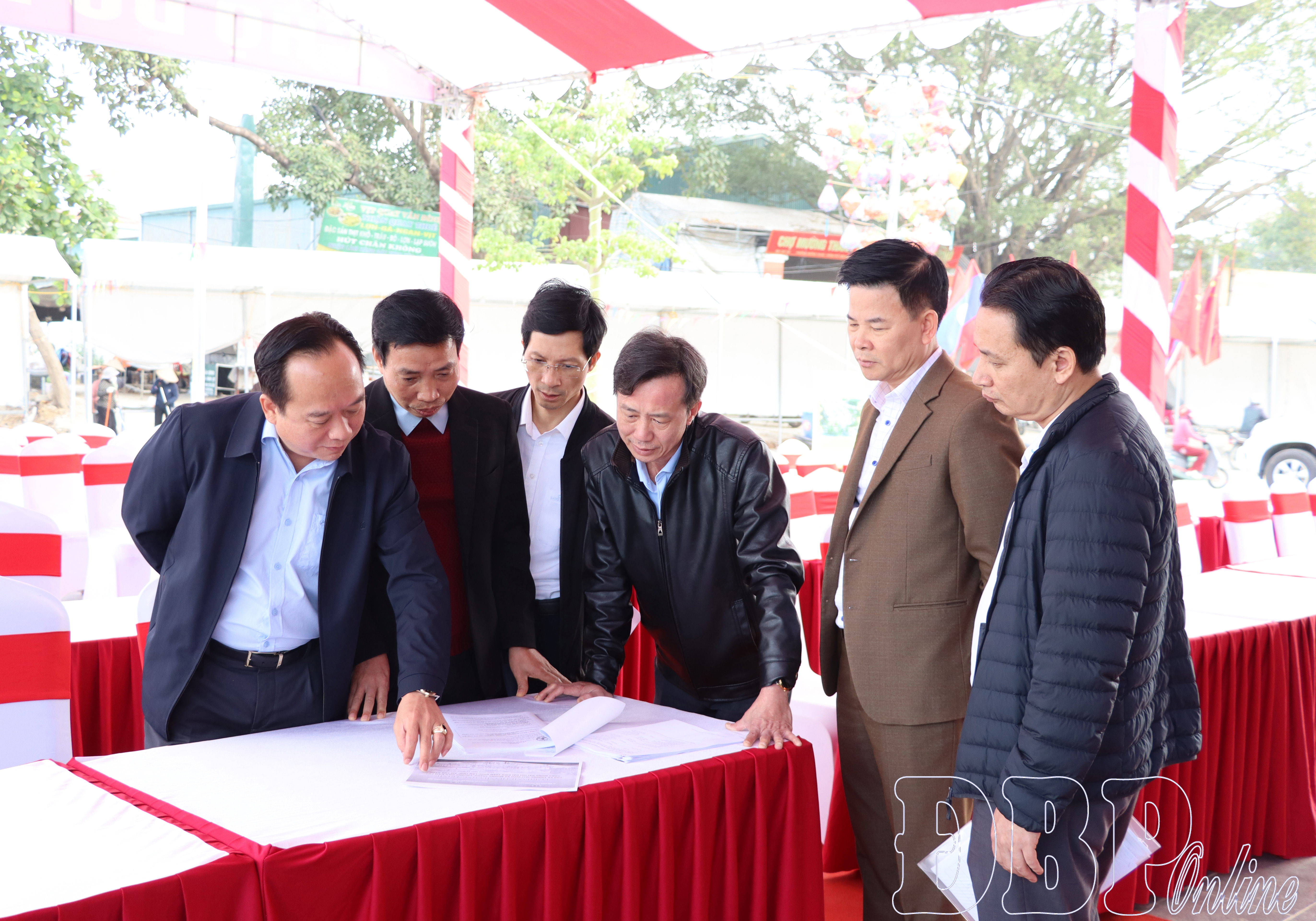 Đồng chí Nguyễn Minh Phú, Phó Chủ tịch UBND tỉnh kiểm tra chi tiết maket chương trình Lễ khánh thành Dự án Chợ du lịch Mường Thanh.