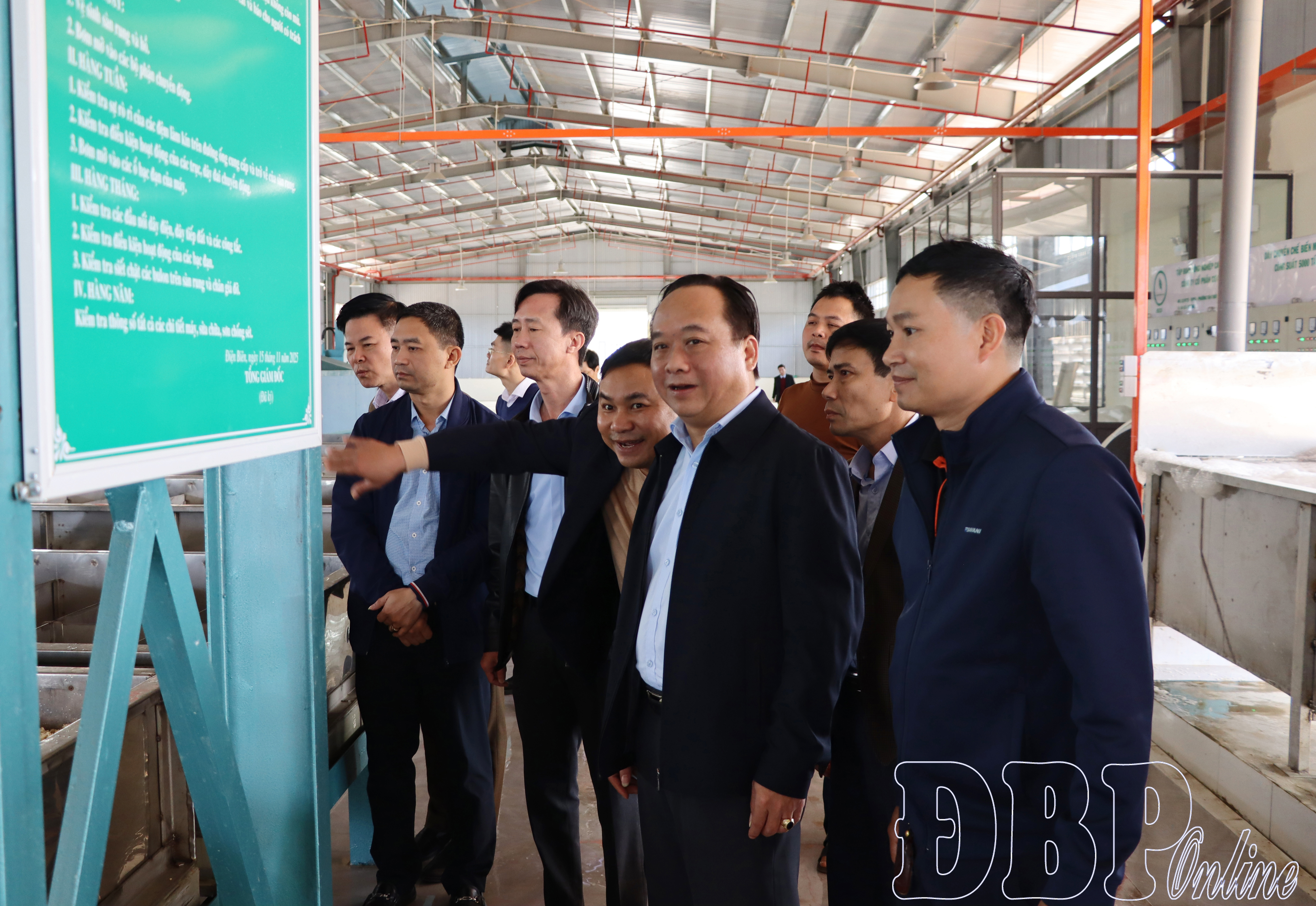 Phó Chủ tịch UBND tỉnh Nguyễn Minh Phú tham quan nhà máy chế biến mủ cao su Điện Biên.