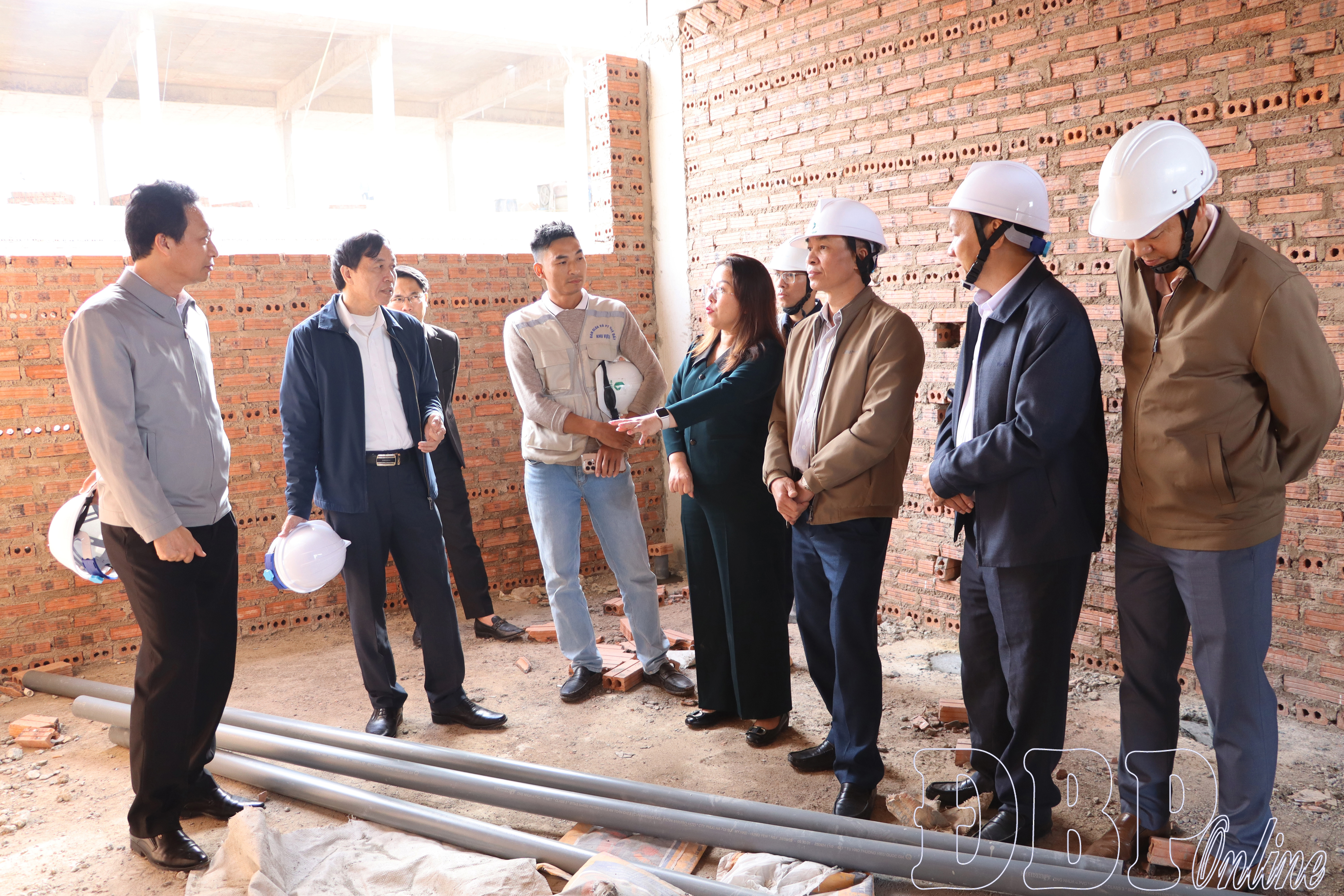 Chủ tịch UBND tỉnh Lê Văn Lương kiểm tra phòng ở nội trú học sinh thuộc dự án đầu tư xây dựng Trường Liên cấp Tiểu học, Trung học cơ sở Si Pa Phìn.