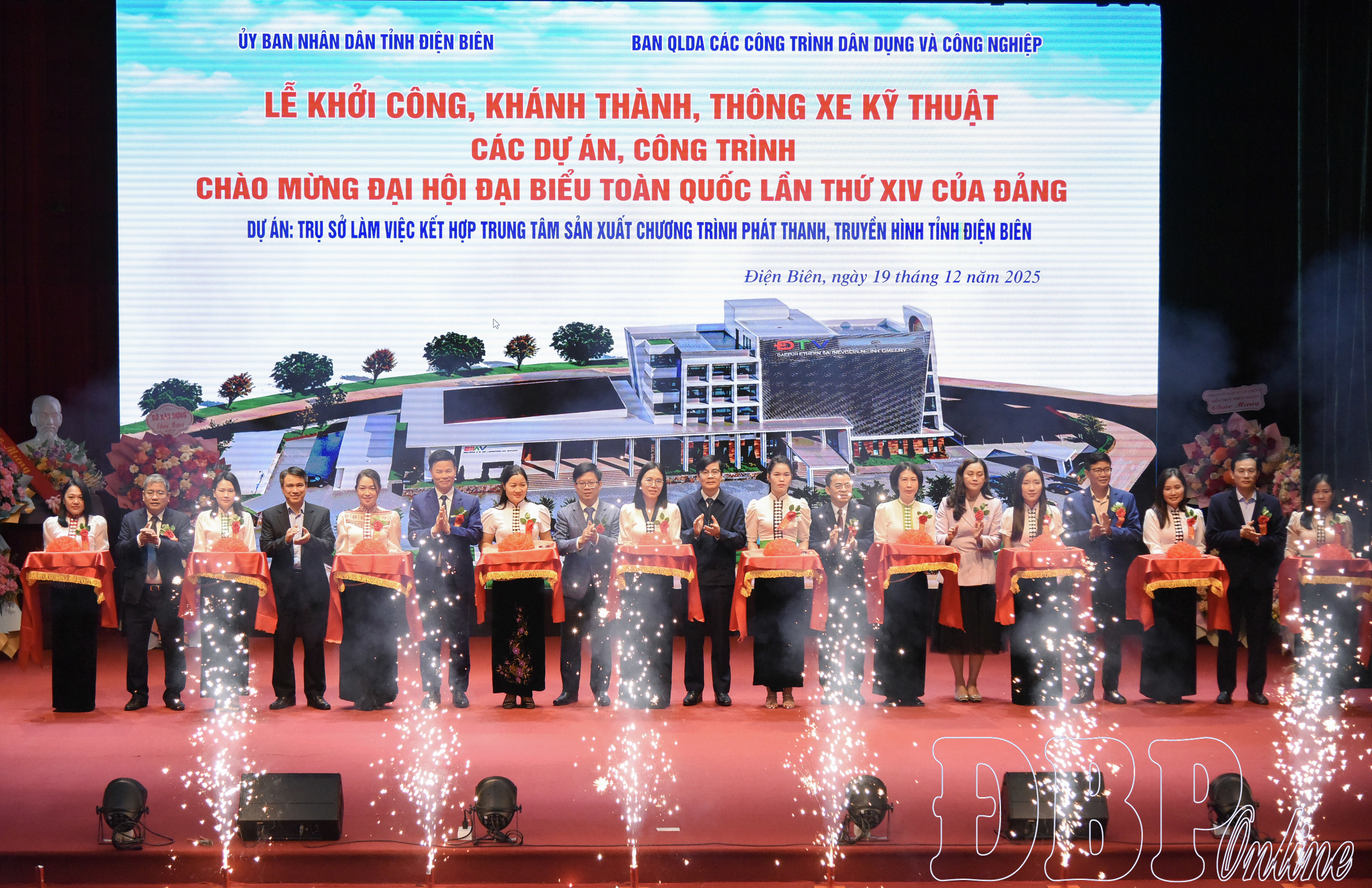 Đại biểu cắt băng khánh thành công trình.