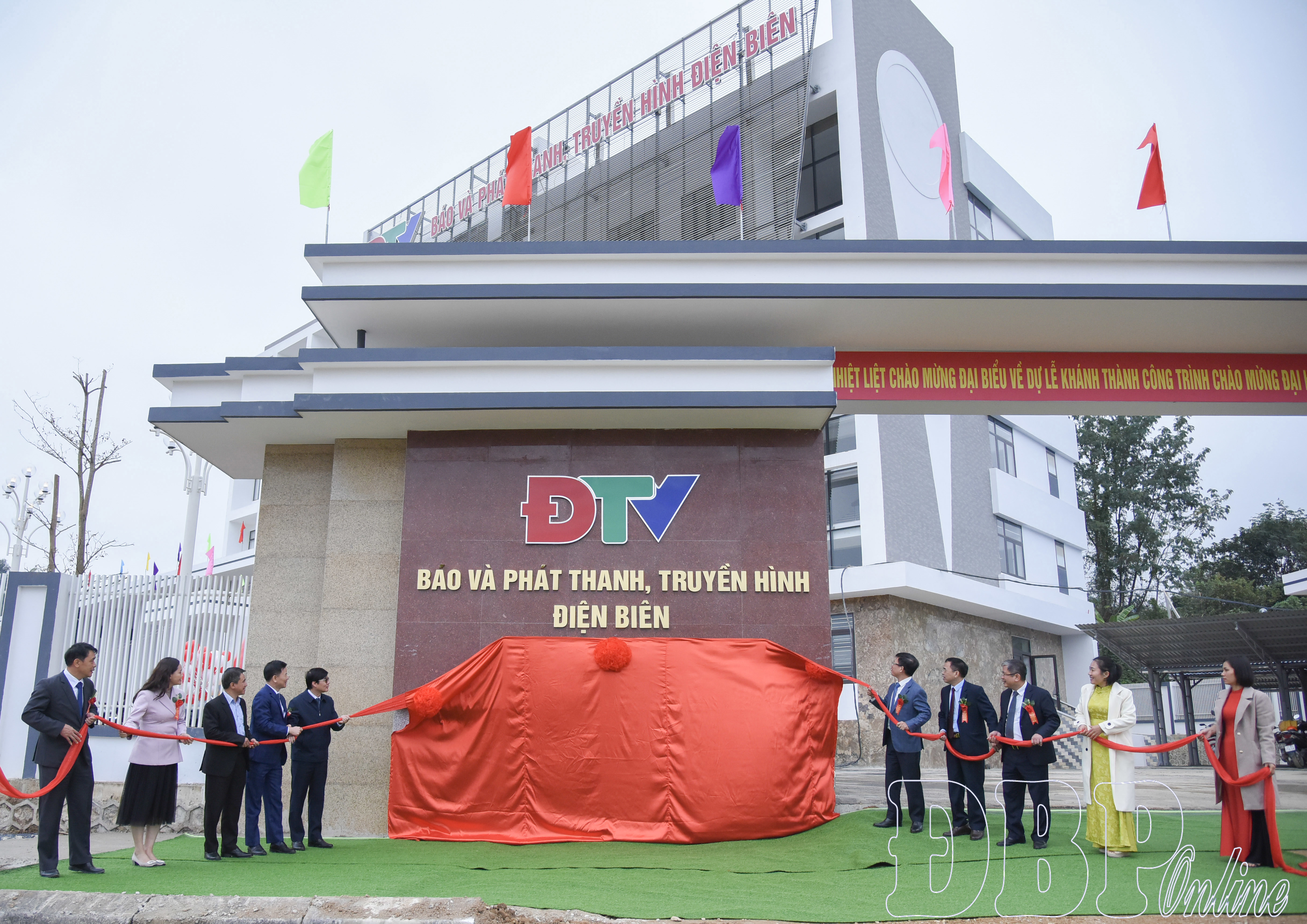 Đại biểu thực hiện nghi thức kéo băng biển tên công trình.