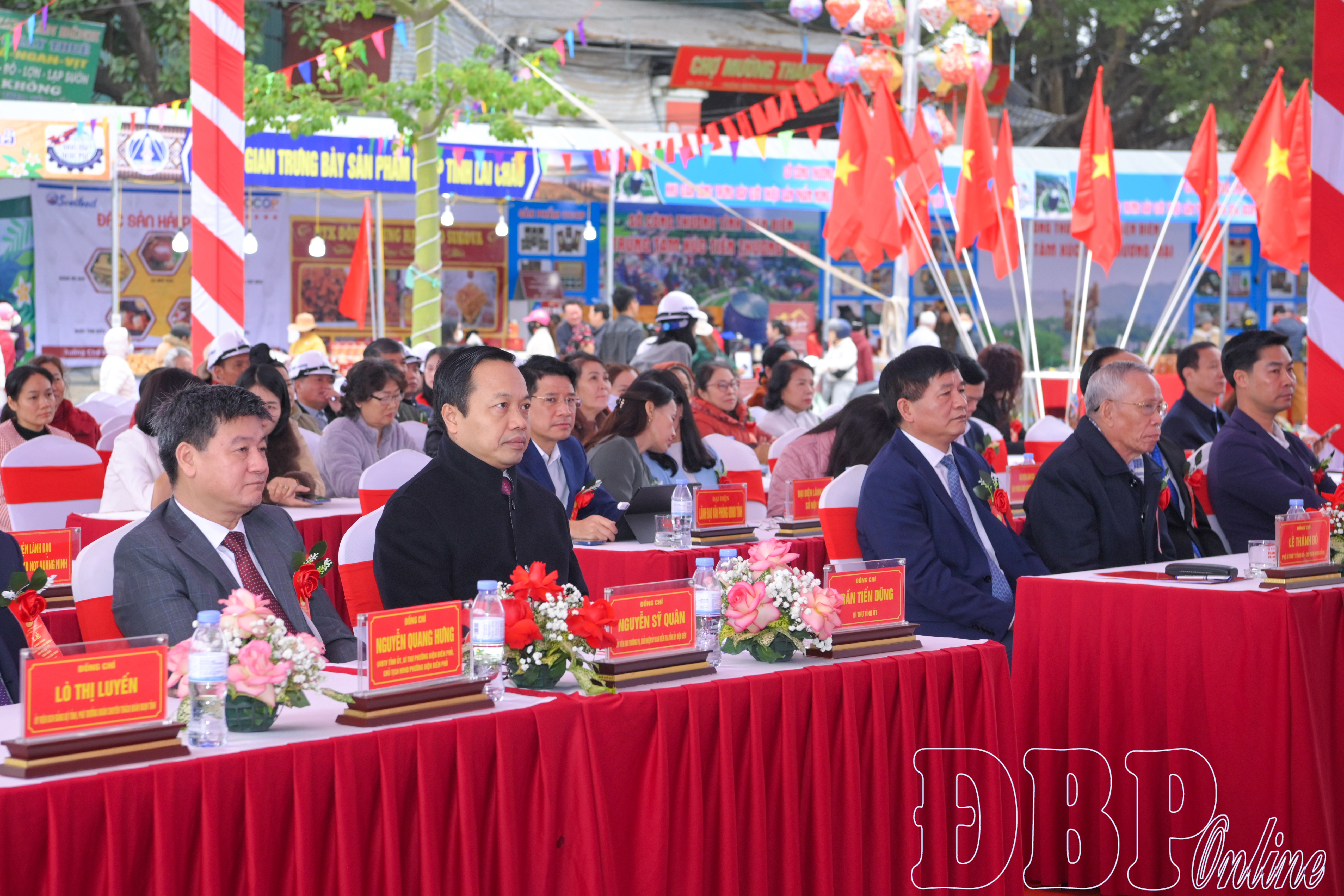 Các đại biểu dự Khánh thành Chợ và Thương mại dịch vụ Mường Thanh.