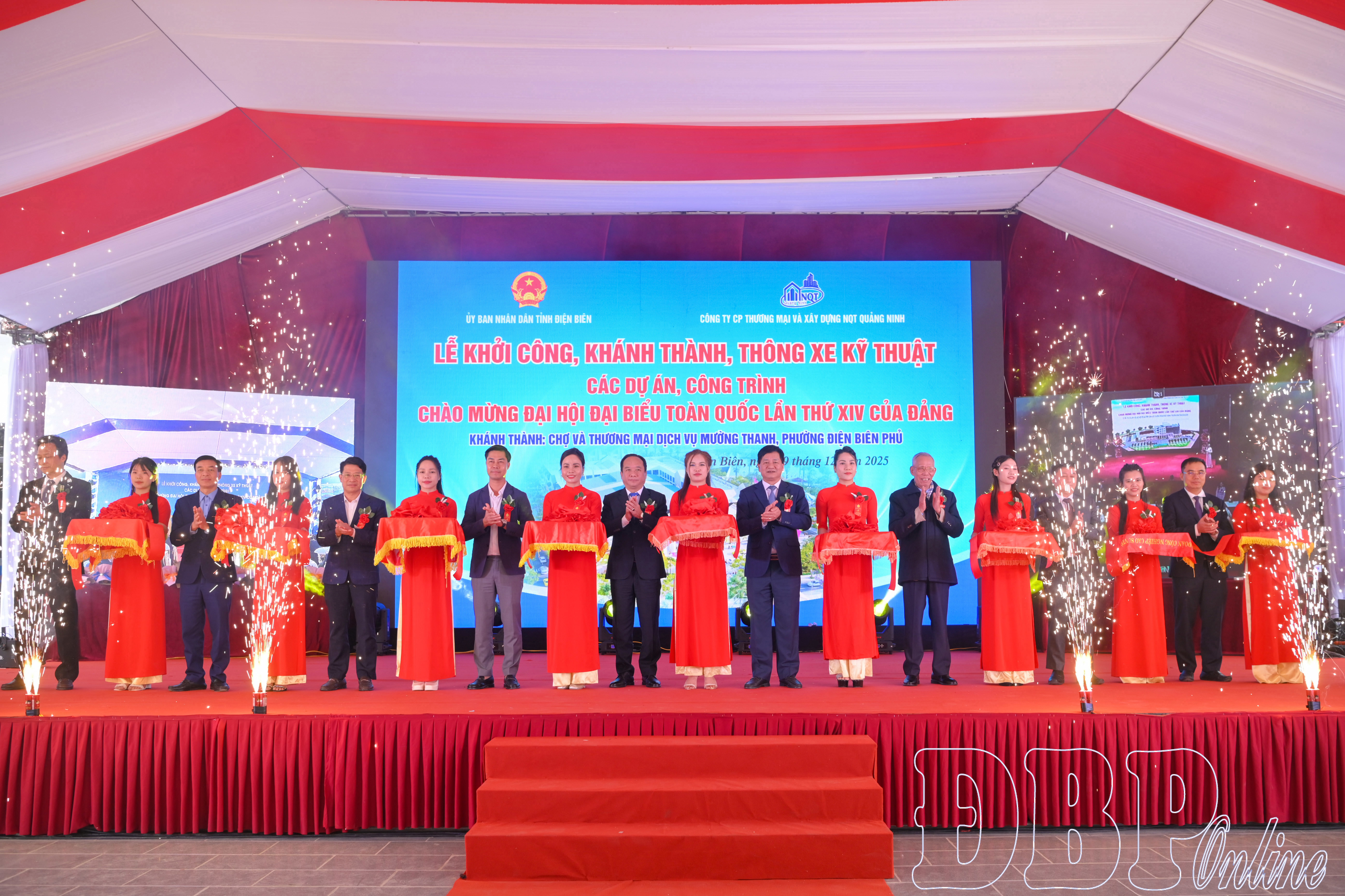 Đại biểu thực hiện nghi thức cắt băng khánh thành công trình Chợ và Thương mại dịch vụ Mường Thanh.