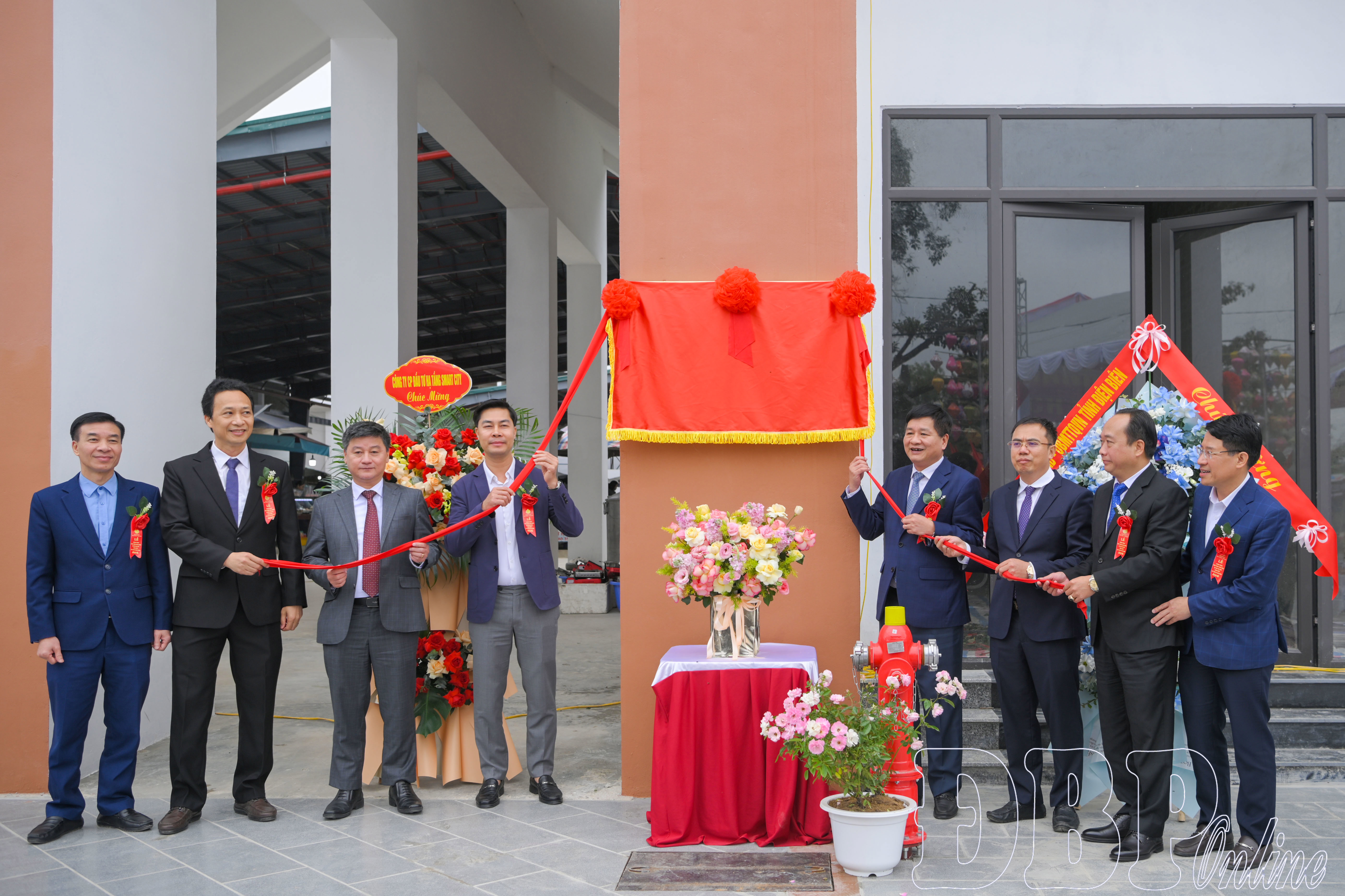 Đại biểu thực hiện nghi thức kéo màn khánh thành chính thức đưa công trình Chợ và Thương mại dịch vụ Mường Thanh vào hoạt động.