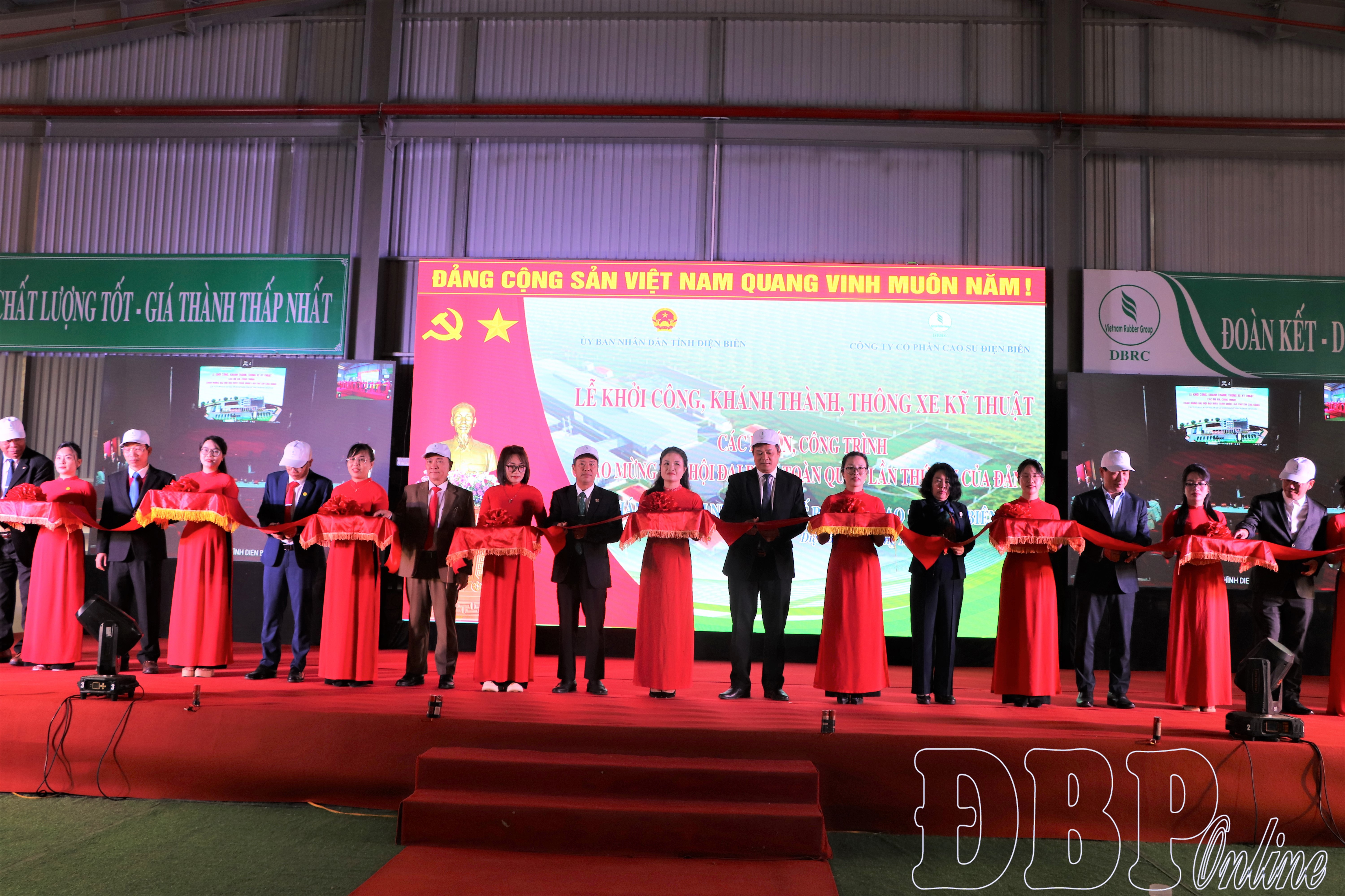 Đại biểu cắt băng khánh thành Nhà máy chế biến mủ cao su Điện Biên.