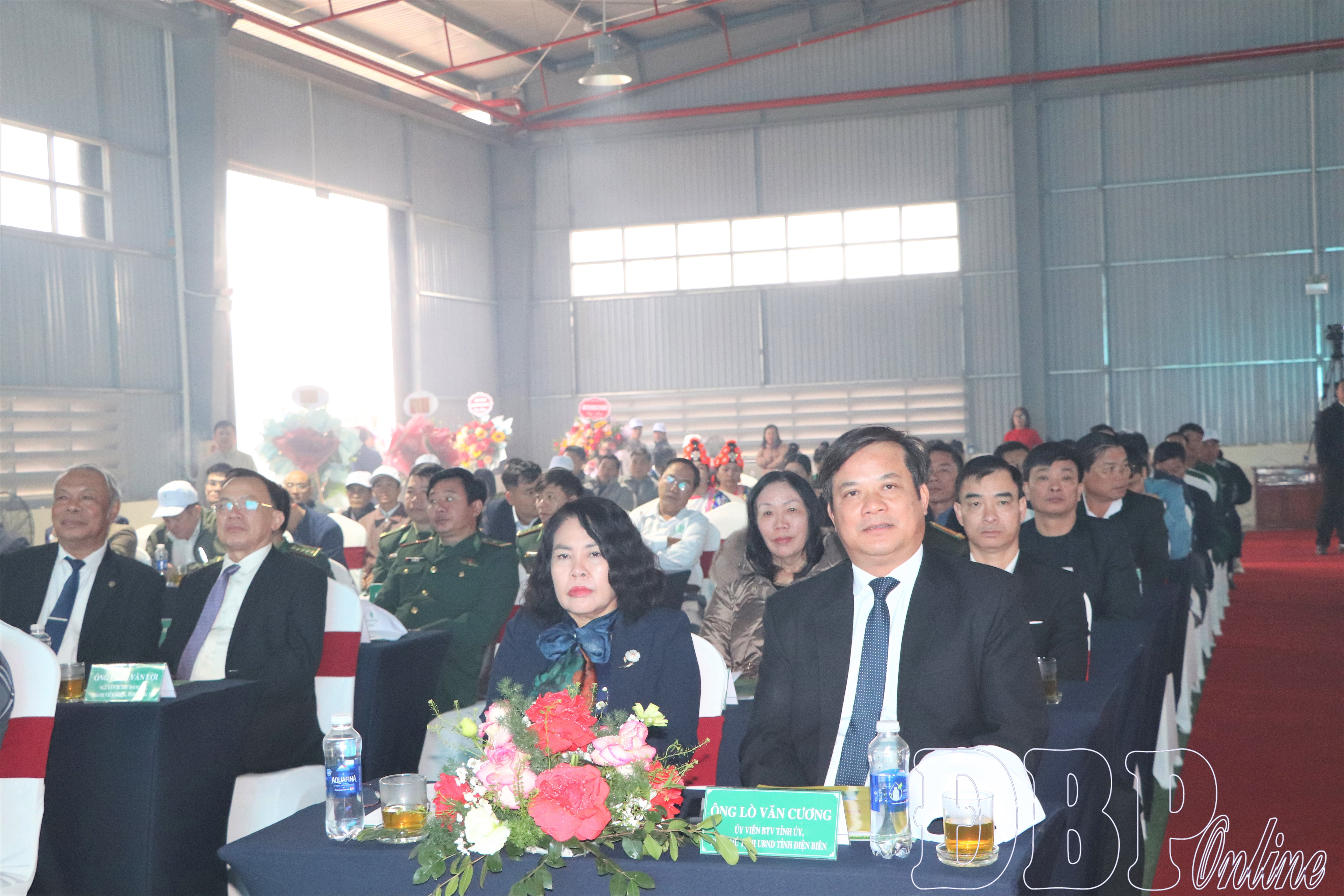 Các đồng chí lãnh đạo tỉnh dự lễ khánh thành Nhà máy chế biến mủ cao su.