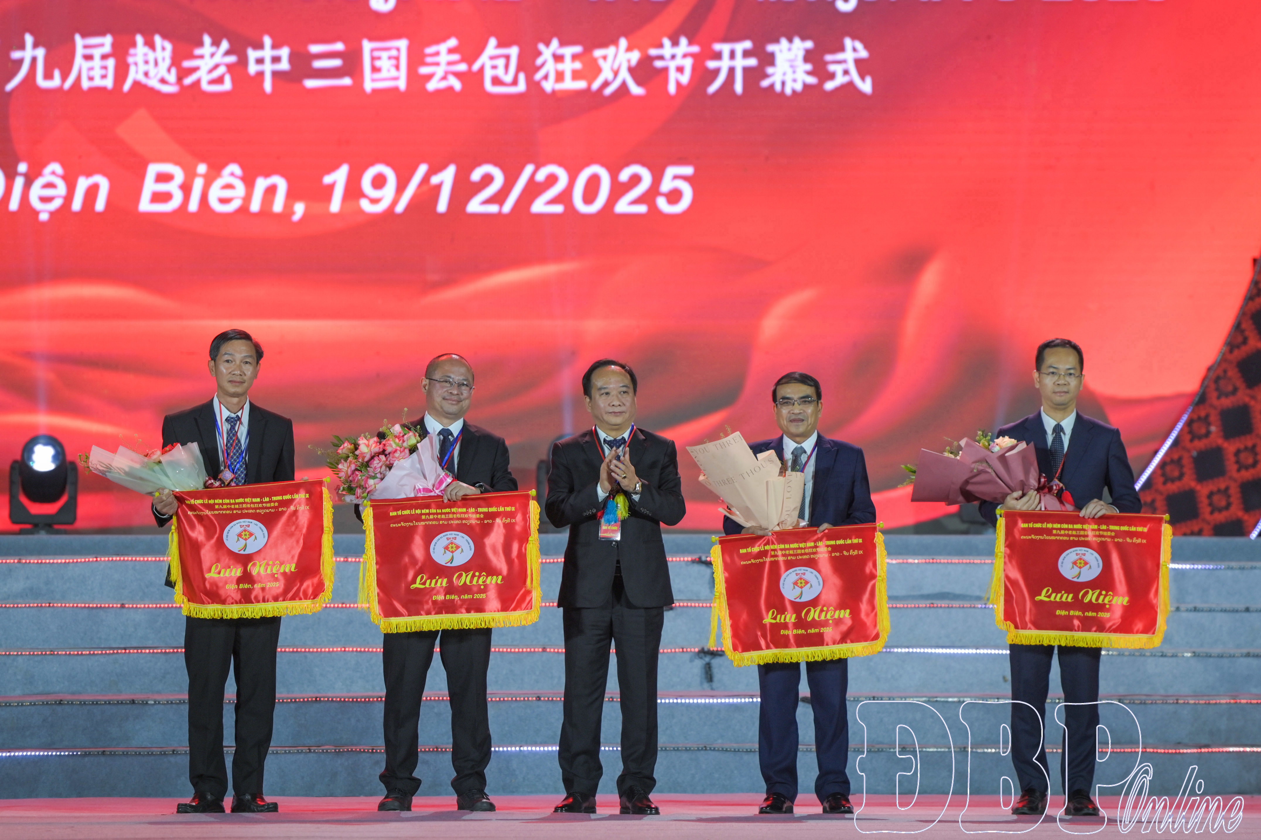 Ph&oacute; Chủ tịch UBND tỉnh Nguyễn Minh Ph&uacute; trao cờ lưu niệm cho c&aacute;c đo&agrave;n tham gia lễ hội.