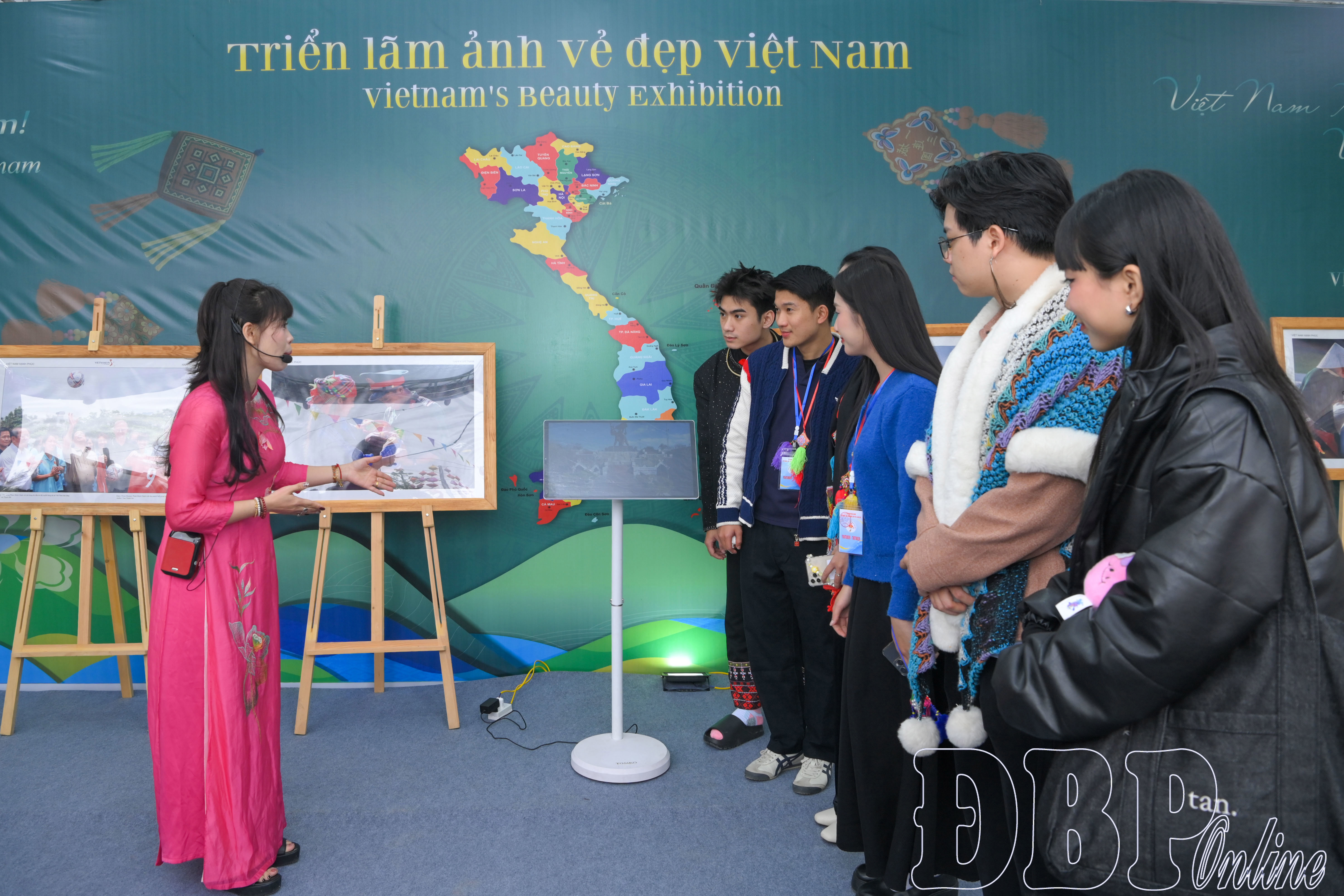 C&aacute;n bộ Sở Văn h&oacute;a, Thể thao v&agrave; Du lịch tỉnh Điện Bi&ecirc;n thuyết minh giới thiệu về triển l&atilde;m ảnh.