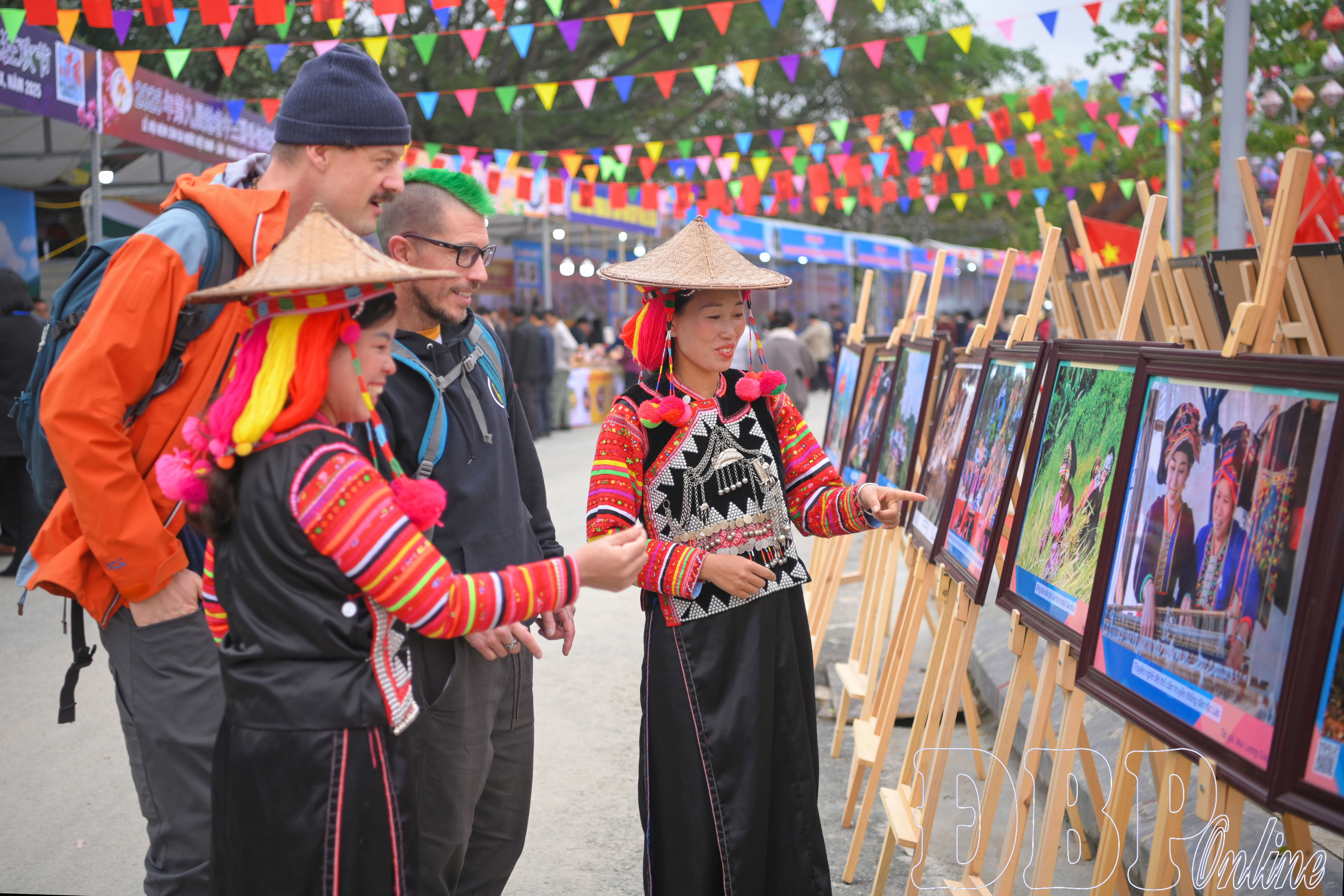 Du kh&aacute;ch tham quan triển l&atilde;m ảnh vẻ đẹp Việt Nam.