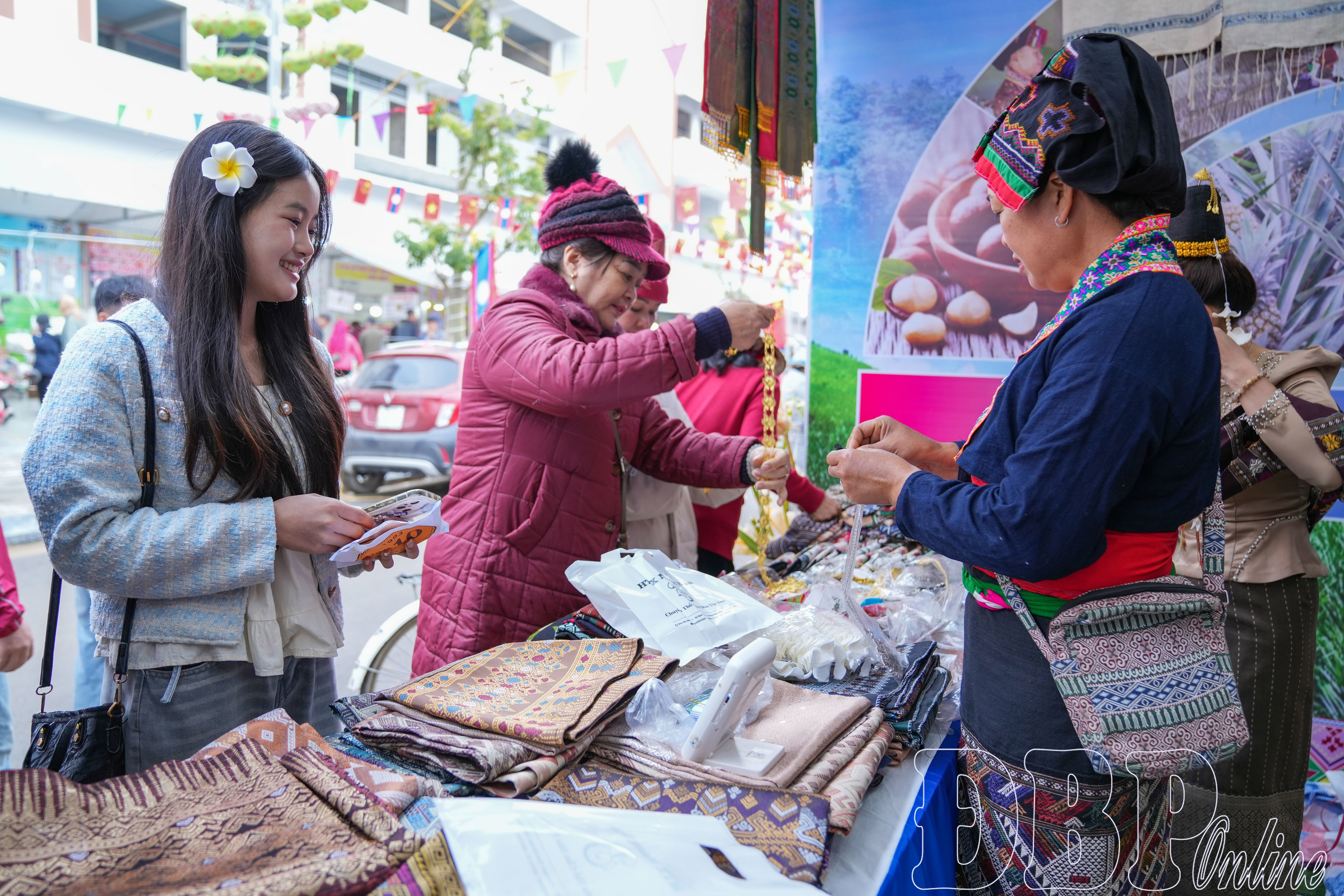 Người d&acirc;n, du kh&aacute;ch t&igrave;m mua c&aacute;c sản phẩm thủ c&ocirc;ng truyền thống của d&acirc;n tộc L&agrave;o, x&atilde; N&uacute;a Nam.