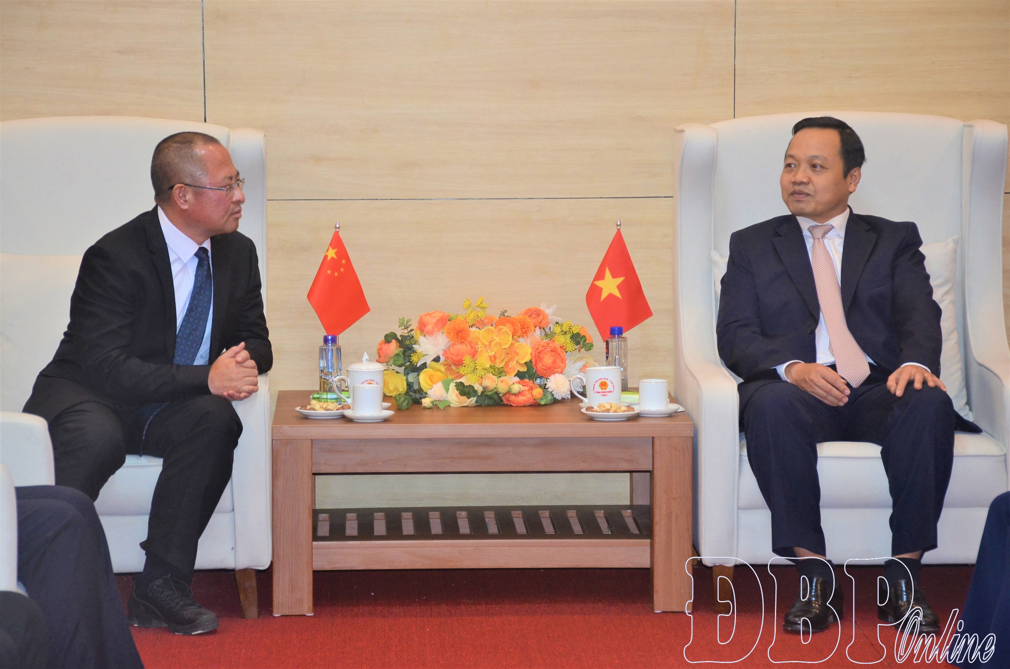 Bí thư Tỉnh ủy Trần Tiến Dũng trao đổi với đoàn một số nội dung về hợp tác phát triển kinh tế giữa 2 bên.