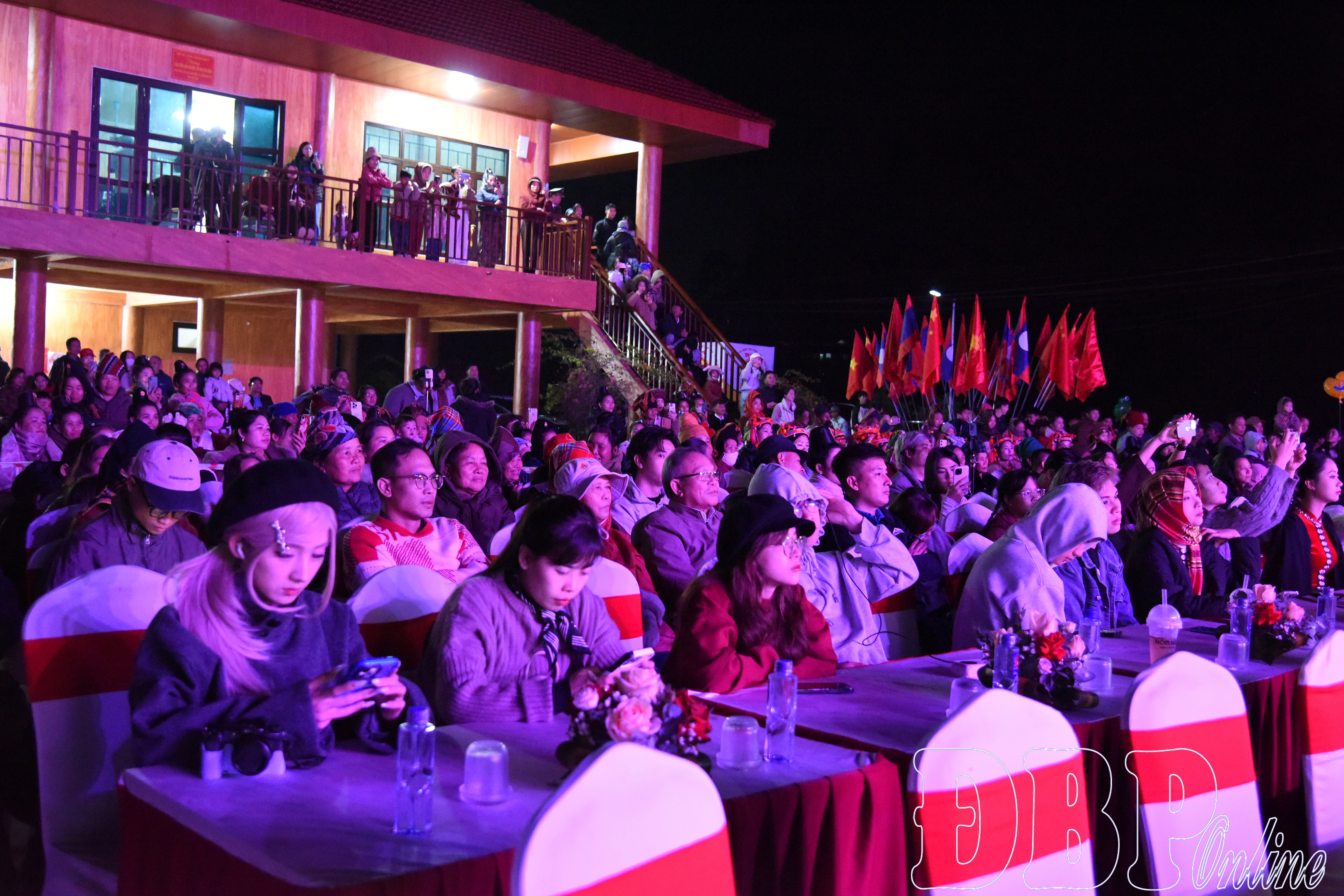 Đông đảo người dân và du khách theo dõi chương trình.