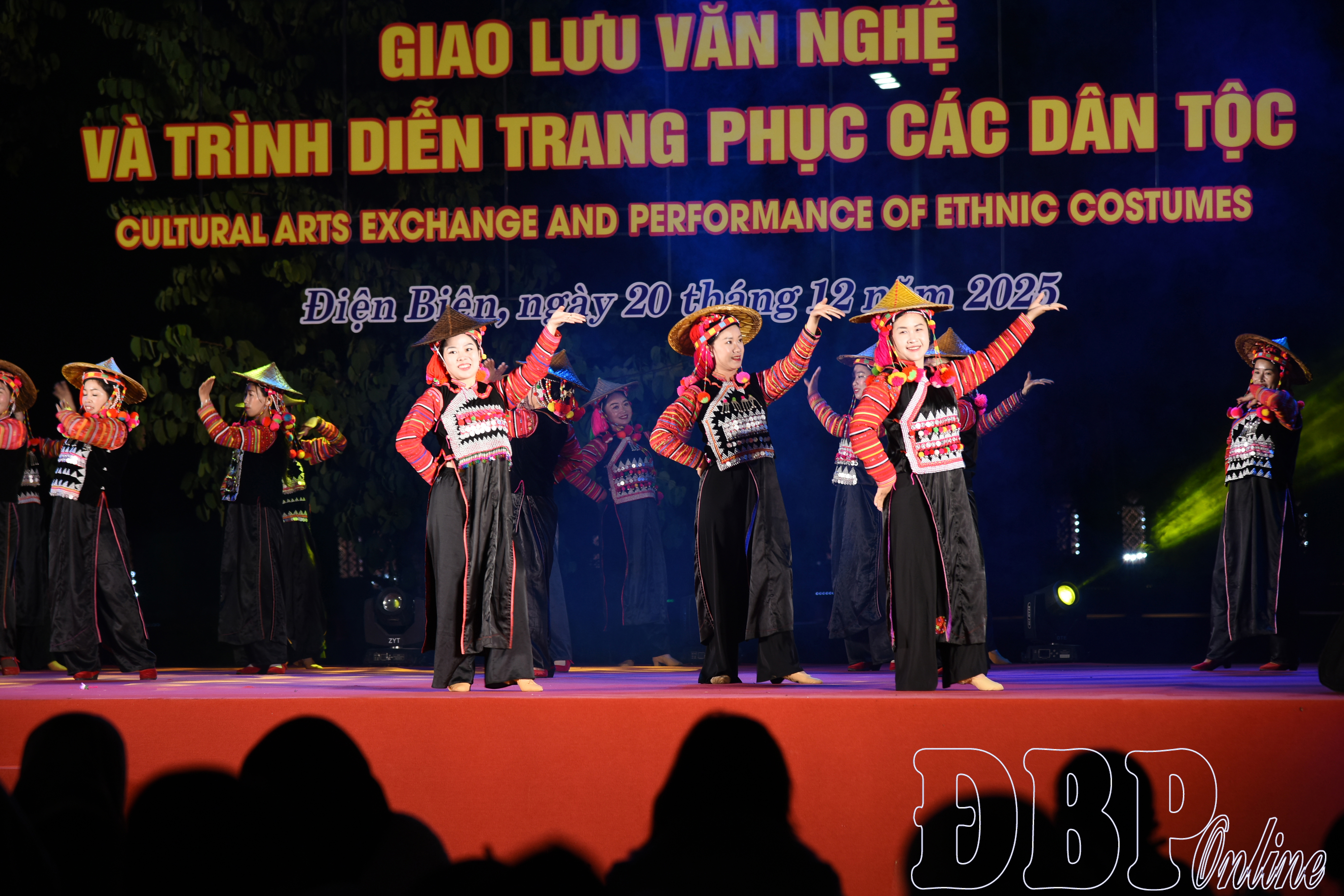 Điệu múa đặc trưng của người Hà Nhì ở Điện Biên.