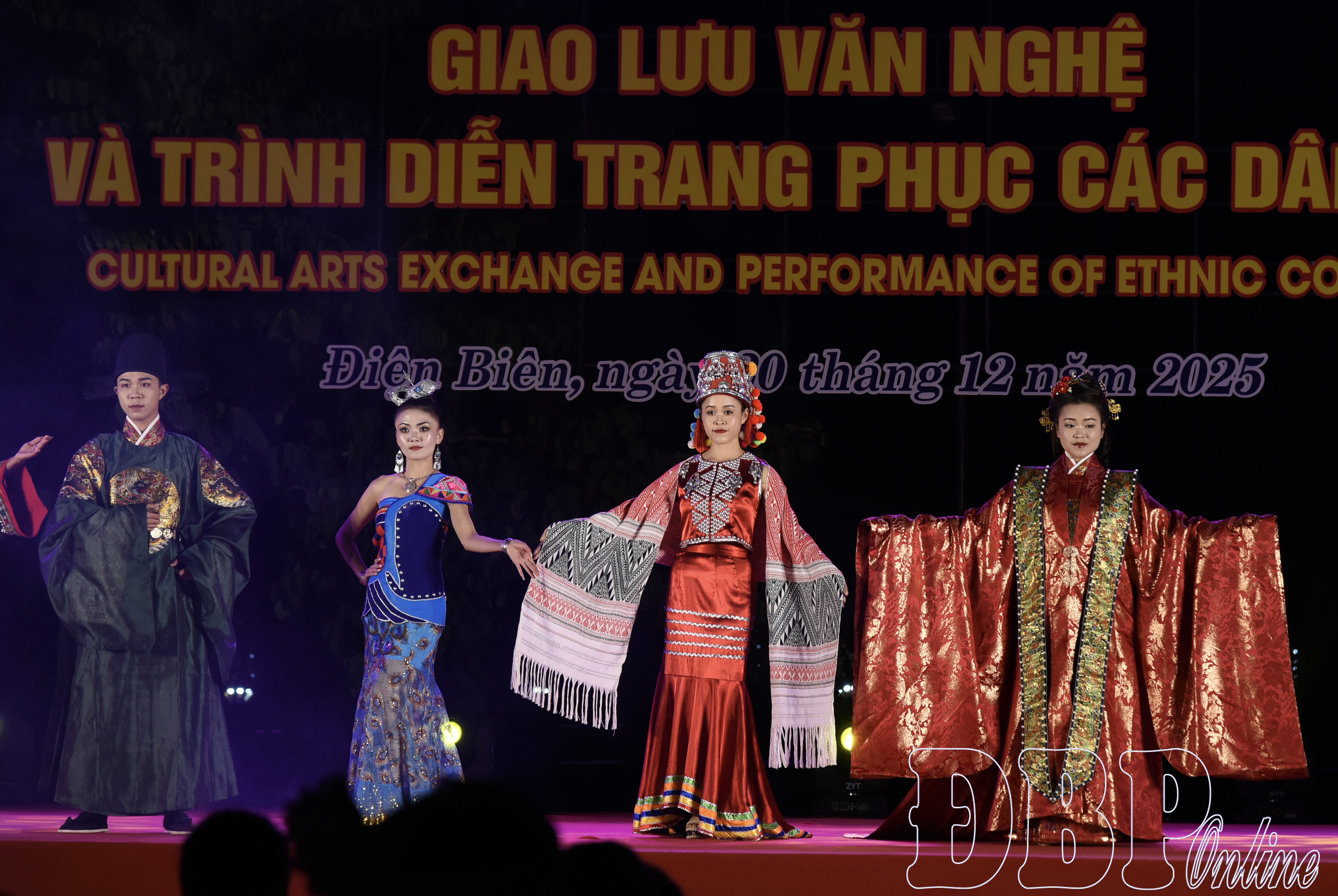 Trình diễn trang phục truyền thống của Đoàn Nghệ thuật quần chúng huyện Giang Thành (Trung Quốc).