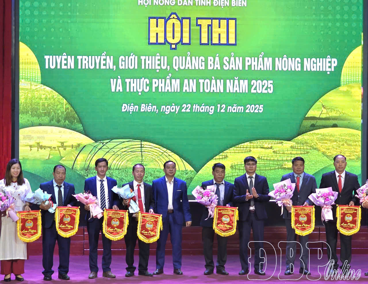 Ban Tổ chức trao cờ lưu niệm cho các đội tham gia hội thi.