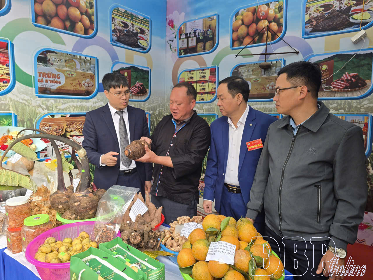 Đại biểu tham quan gian hàng trưng bày sản phẩm nông nghiệp, thực phẩm an toàn và nông sản đặc trưng của các địa phương tại hội thi.