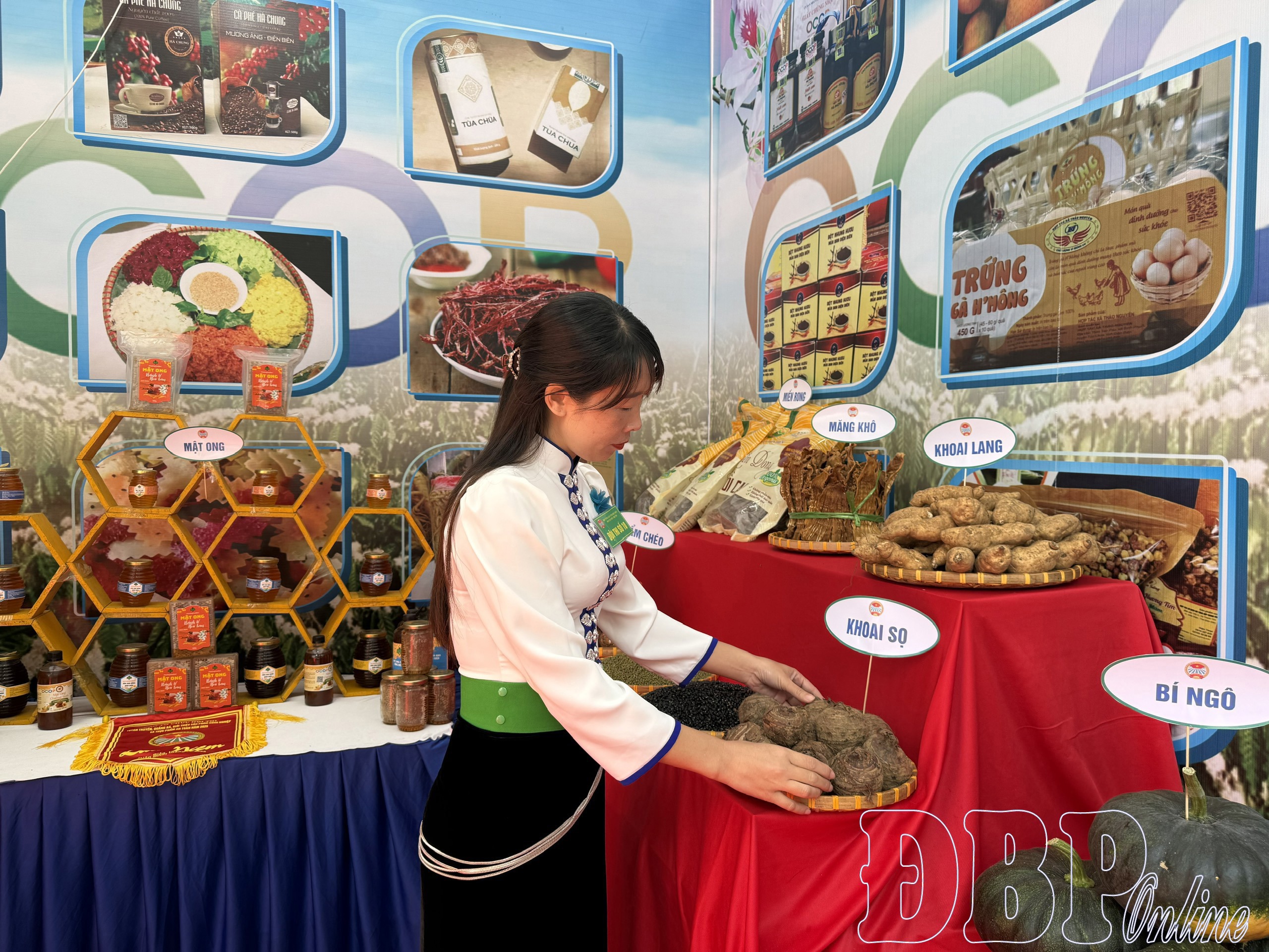 Nhiều sản phẩm OCOP, sản phẩm nông nghiệp đặc trưng và thực phẩm an toàn của các địa phương được trưng bày tại hội thi.