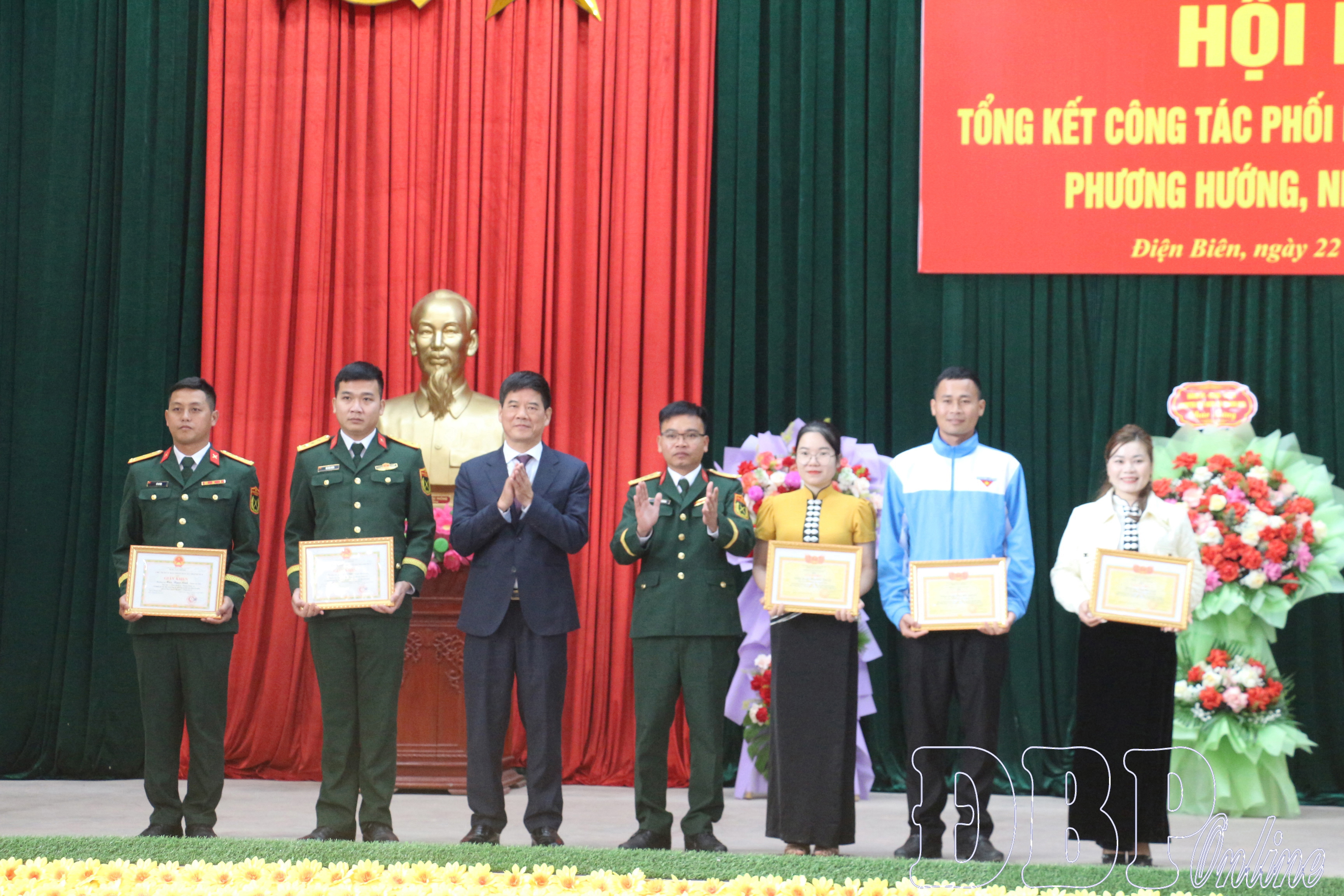 Lãnh đạo xã Thanh Nưa và Tiểu đoàn 2 trao thưởng cho các cá nhân có thành tích tiêu biểu trong công tác phối hợp hoạt động kết nghĩa năm 2025