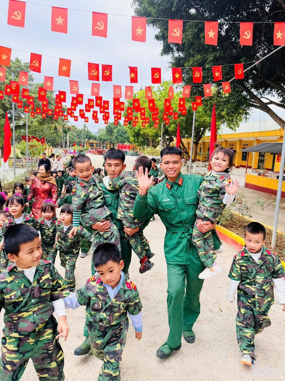 Học sinh háo hức khi được tham gia trải nghiệm làm chiến sĩ tại Trung đoàn 82.