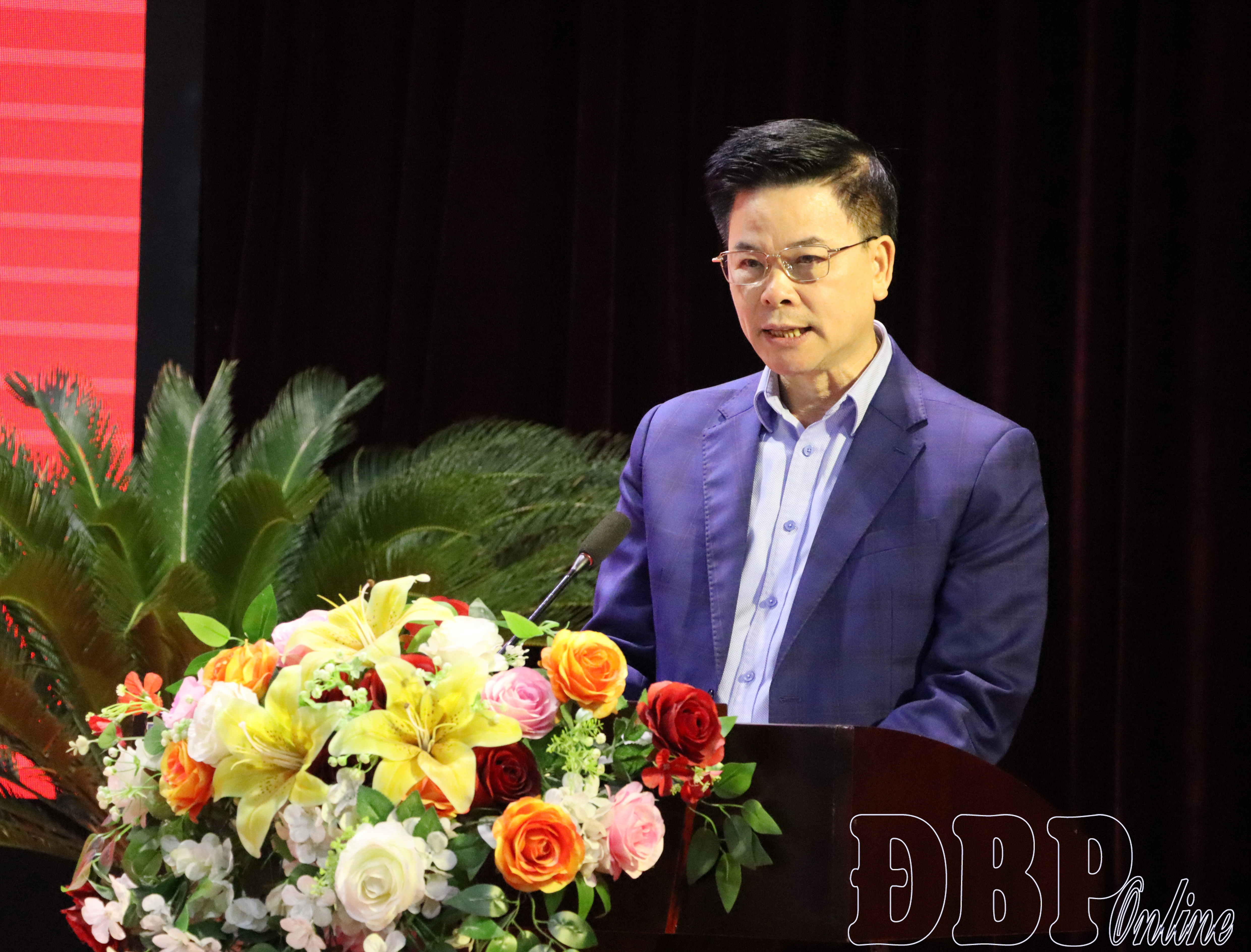 Đồng chí Vũ Văn Thượng, Giám đốc Báo và Phát thanh, truyền hình Điện Biên phát biểu tham luận tại hội nghị.