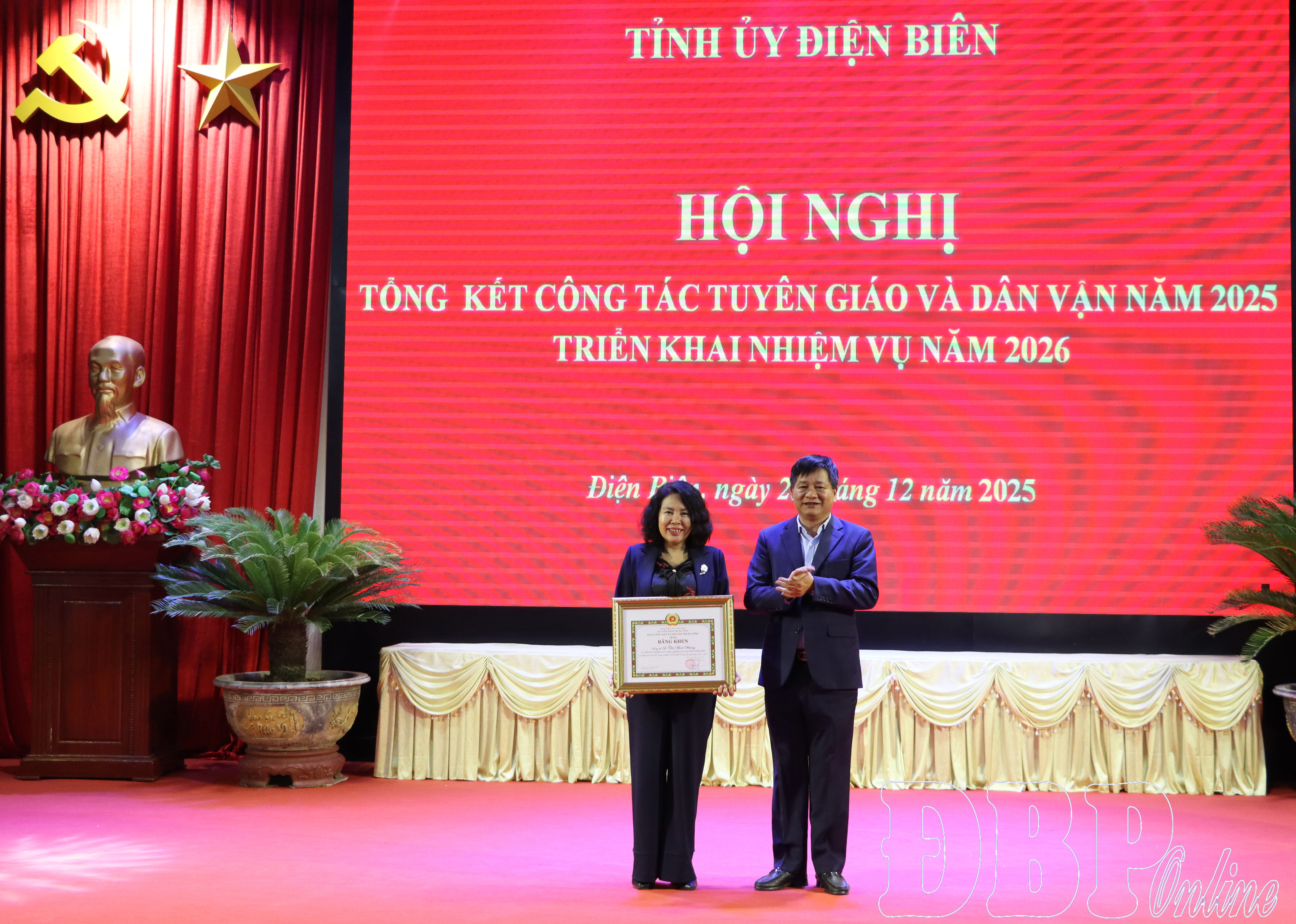 Đồng chí Lê Thành Đô, Phó Bí thư Thường trực Tỉnh ủy, Chủ tịch HĐND tỉnh trao Bằng khen của Ban Tuyên giáo và Dân vận Trung ương cho đồng chí Lò Thị Minh Phượng, Ủy viên Ban Thường vụ Tỉnh ủy, Phó Chủ tịch Thường trực Ủy ban MTTQ Việt Nam tỉnh.