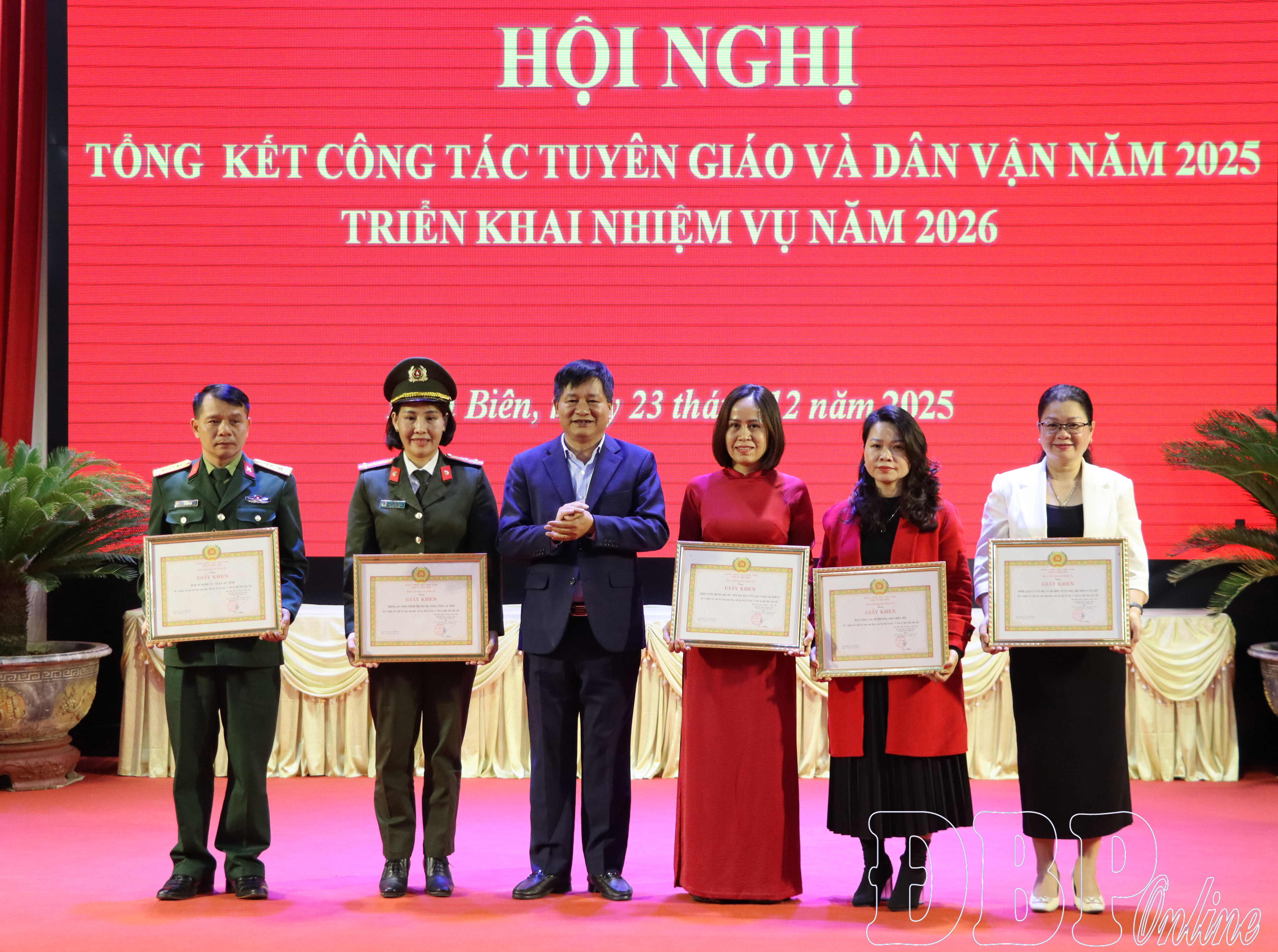 Đồng chí Lê Thành Đô, Phó Bí thư Thường trực Tỉnh ủy, Chủ tịch HĐND tỉnh tặng giấy khen cho các tập thể có thành tích xuất sắc năm 2025.