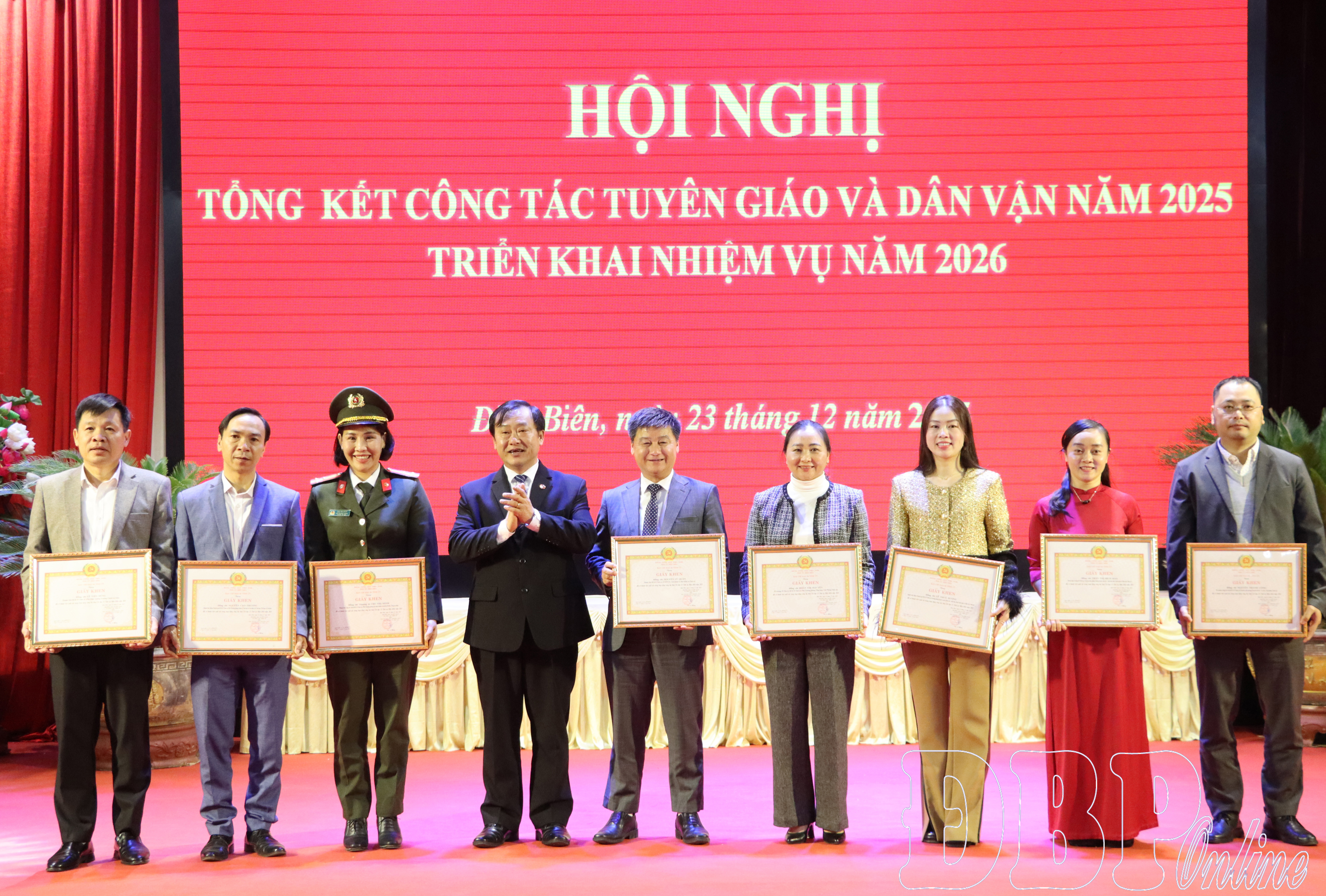 Đồng chí Vừ A Bằng, Ủy viên Ban Thường vụ, Trưởng ban Tuyên giáo và Dân vận Tỉnh ủy tặng giấy khen cho các cá nhân có thành tích xuất sắc năm 2025.